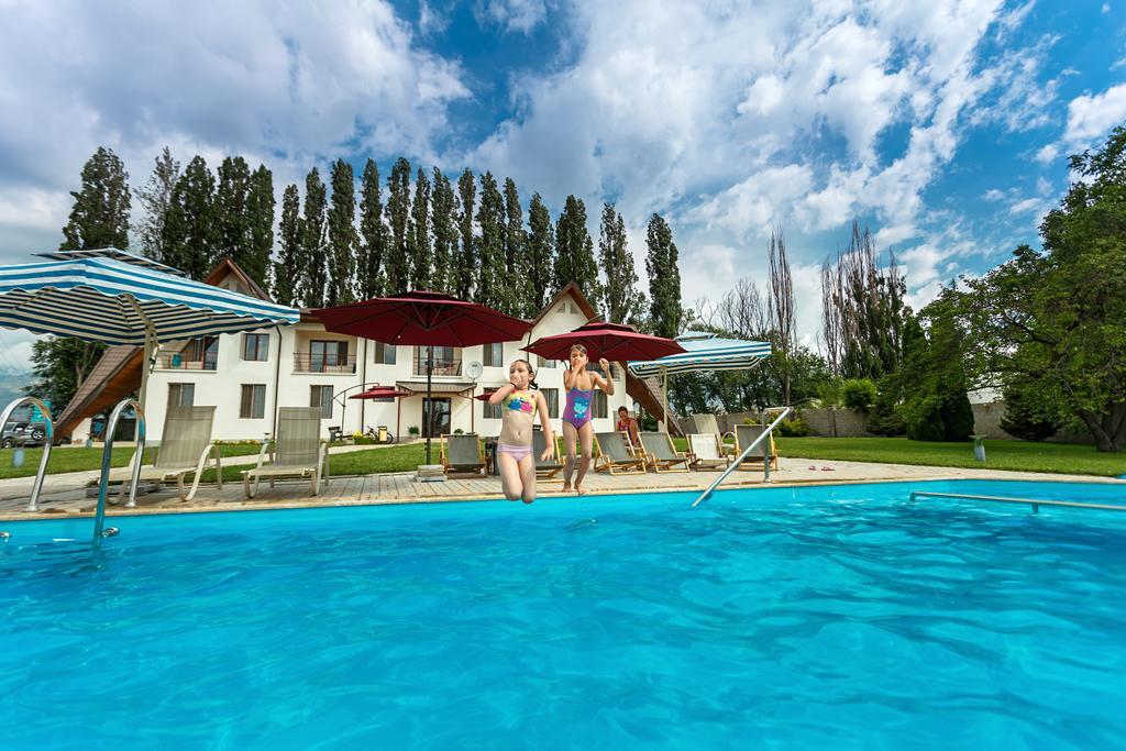 Dolinnka Hotel Cholpon-Ata Ngoại thất bức ảnh